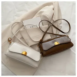 Sacs à bandoulière rectangulaires en cuir beige et marron avec fermoir doré métallique