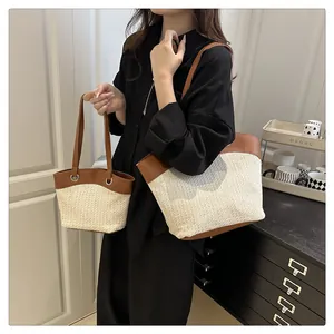 Détails de sacs cabas en paille tressée, tailles large et petite, anses en cuir brun