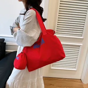 Grande borsa mare in tela rossa con scritte blu e pochette interna coordinata inclusa