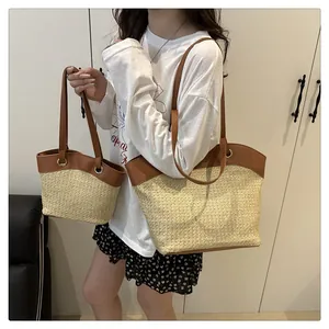 Détail de l'ensemble sac en paille tressée avec anses en cuir marron et boucles dorées