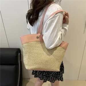 Sac cabas rétro en paille avec bordure en similicuir rose et anneaux dorés en métal