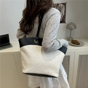 Sac fourre-tout rétro en paille tressée avec anses en cuir noir et boucles dorées chic