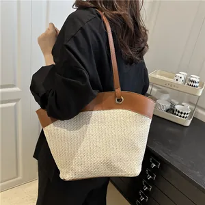 Sac fourre-tout rétro en paille tressée avec anses en cuir marron pour la plage