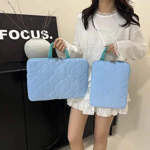 Funda acolchada para portátil en azul claro con costuras florales y asas fuertes