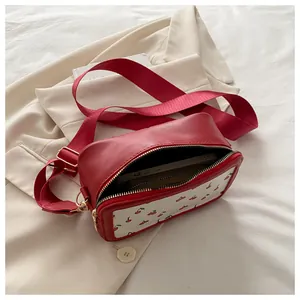 Vista superior del bolso bandolera con estampado de cerezas mostrando su capacidad