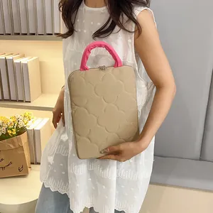 Funda acolchada caqui para portátil con motivos florales y asas rosas