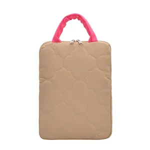 Funda acolchada caqui para portátil con asas rosas y bordado de tréboles