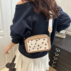 Bolso bandolera cuadrado bicolor con estampado de cerezas y correa ancha de tela
