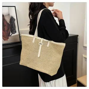 Dettaglio della trama intrecciata e del bordo in pelle PU bianca della grande borsa in paglia