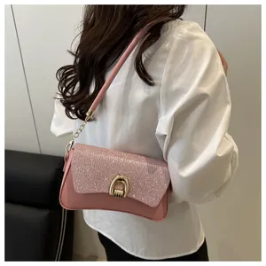 Détail du petit sac rose avec rabat scintillant et fermoir en métal doré chic