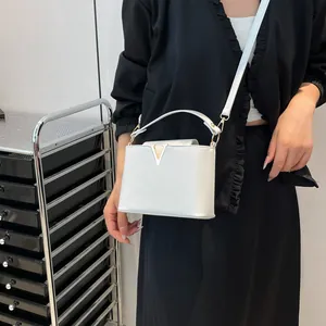 Elegante witte crossbody tas met gouden V-metalen sluiting en afneembare riem