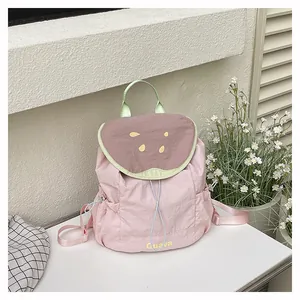 Dettaglio dello zaino in tela rosa a forma di anguria con chiusura a coulisse e stampa