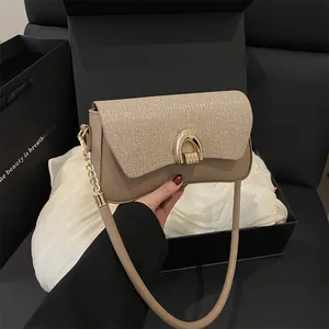 Sac bandoulière beige orné de strass brillants et détails dorés en coffret