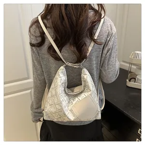 Vue arrière du sac à dos blanc avec textures géométriques 3D et patch en cuir épuré