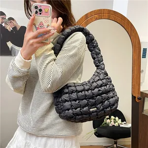 Sac à bandoulière matelassé noir tendance conçu avec un matériau en coton texturé
