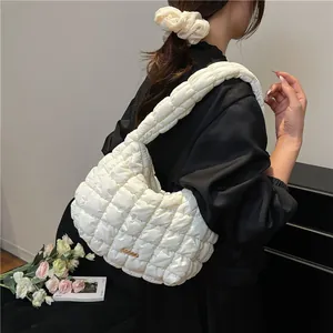 Sac à bandoulière matelassé blanc minimaliste avec logo doré pour la mode féminine