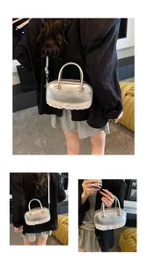 Details einer silbernen Handtasche mit Metallschleife und weißer Spitze in verschiedenen Stilen
