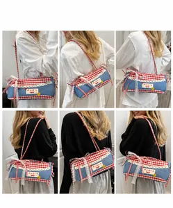 Detail der blauen Denim-Beuteltasche mit rotem Karomuster, Spitze und Kirsch-Schleifen