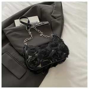 Détail des fleurs en maille 3D et de la chaîne argentée sur le sac à bandoulière