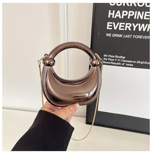 Mini bolso de media luna metalizado con asa circular y correa de cadena dorada