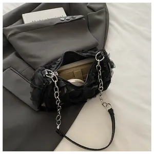 Vue intérieure du sac floral en mesh noir montrant l'espace pour téléphone et portefeuille