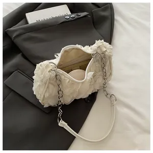 Détail de l'intérieur du sac à fleurs en mesh blanc montrant sa capacité de rangement