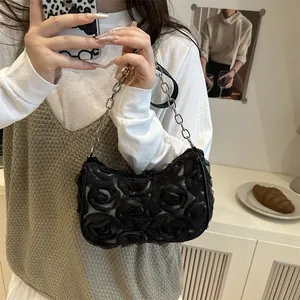 Sac bandoulière noir pour femme avec roses 3D et chaîne argentée en selfie miroir