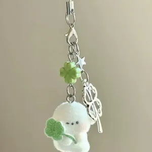 Pendentif chiot floqué blanc avec trèfle à quatre feuilles vert pour sacs ou téléphones