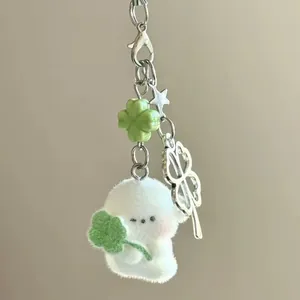 Porte-clés chien en peluche blanc avec trèfle à quatre feuilles vert et breloques argent