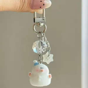 Porte-clés oiseau en peluche blanche avec joues roses et breloque étoile sur chaîne argent