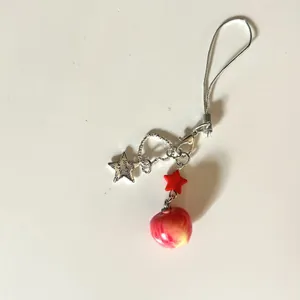 Niedlicher Apfel-Schlüsselanhänger mit rotem Stern und Herzring für Taschen