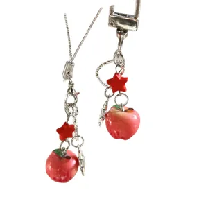 Süßer roter Apfel Schlüsselanhänger mit Sternanhängern und Metallverschluss für Taschen