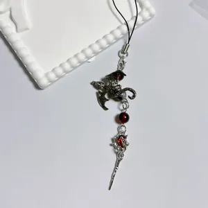 Sangle de Téléphone Dragon Gothique Fantasy Sombre Perles Rose Pendentif Cristal Rouge Épée Charme Chaîne pour Femme Bijoux