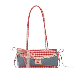 Blaue Denim-Schachbrett-Tasche mit rosa Schleifen und Spitzenbesatz im Balletcore-Stil