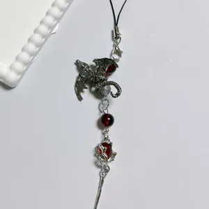 Pendentif dragon gothique argenté avec perles rouge foncé et charme goutte d'eau