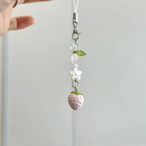 Bijou de téléphone fait main perles fraise et fleur avec pendentifs roses en acrylique