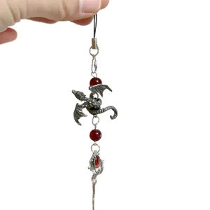 Bijou de téléphone dragon fait main avec perles rouges et pendentif épée en argent