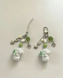Detail van schattige pluche puppy-hangers met groene klaver kralen en hartjes hangers