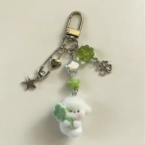 Schattige witte puppy pluche sleutelhanger met groen klavertje en zilveren hangers