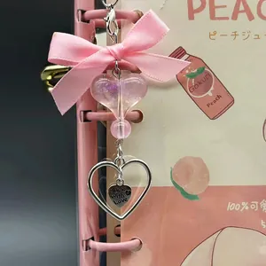Roze harthanger met lint en metalen bedeltje op perzik thema achtergrond