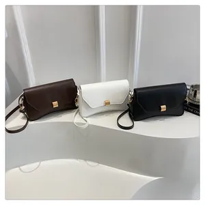 Trois sacs bandoulière minimalistes en marron blanc et noir avec fermoirs dorés