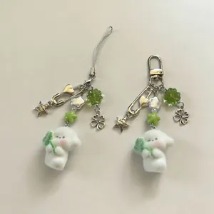 Schattige witte puppy pluche hanger met klaver en ster voor telefoon of sleutels