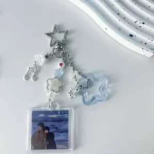 Porte-clés étoile avec perles cœur et cadre photo anime sur fond blanc épuré