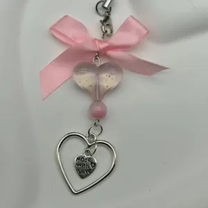 Roze hart sleutelhanger met zijden strik en zilveren hart hanger met tekst made with love