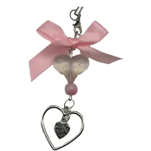 Schattige hart sleutelhanger met roze satijnen strik en gegraveerde metalen hanger