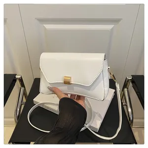 Détail du sac à bandoulière blanc minimaliste avec fermoir magnétique doré mat en cuir PU