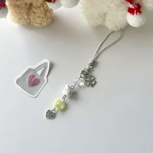Bijou de téléphone fait main motif lapin avec trèfle, perle chat et pendentif cœur