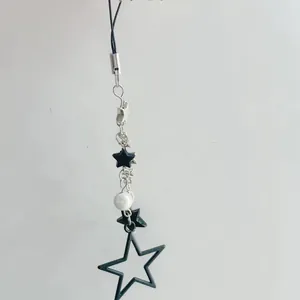 Ciondolo per cellulare con stella nera traforata e perline in stile estetico e alla moda