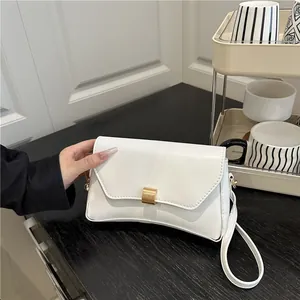 Petit sac carré blanc minimaliste avec fermoir en métal doré et bandoulière en cuir