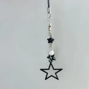 Catena per cellulare con ciondolo a stella cava nera con perline per fotocamere stile trendy